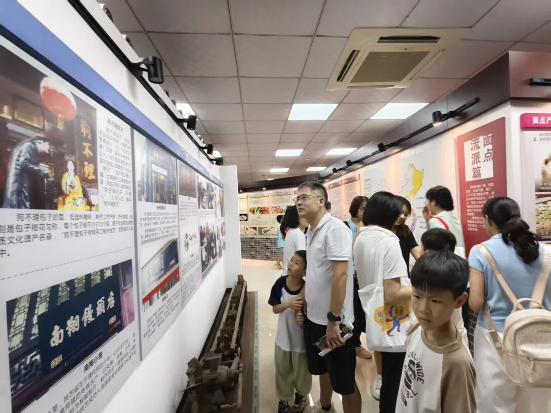 亲子家庭参观华夏面点博物馆。清远广播电视台记者 何俊宏 摄 